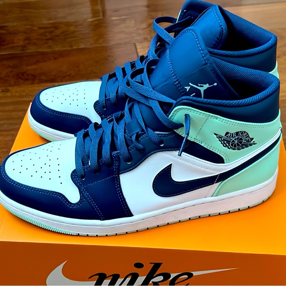 Nike mens Air Jordan 1 Mid size 12